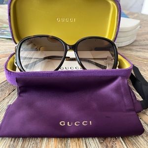 New Gucci Sunglasses with cleaning cloth and purple green velvet box - see pics